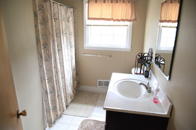 Building Photo - Spacious split level home, see today!