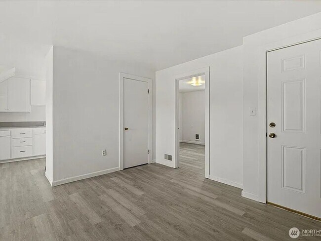 Building Photo - N31 A-C
