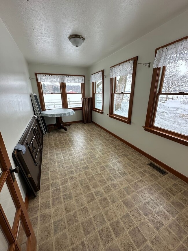 Building Photo - 4 Bedroom 2 Bathroom House - Middlebury