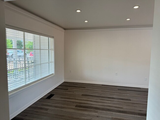 Building Photo - Updated 3 bedroom 2 bathroom duplex in his...