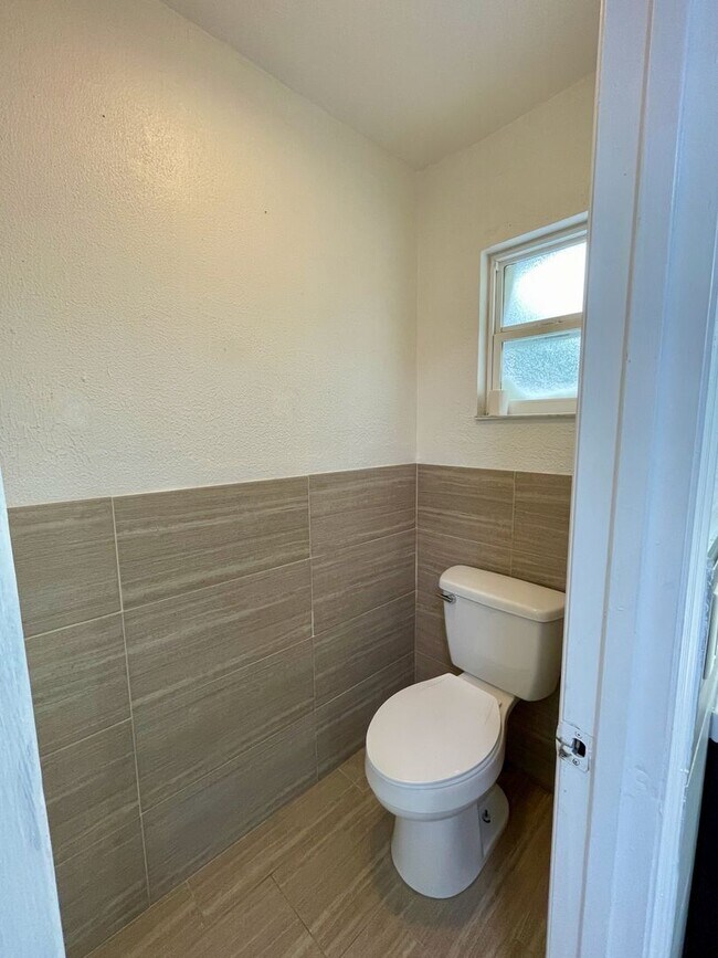 Building Photo - Spacious 4-Bed / 2-Bath Ranch in Rio Pinar...