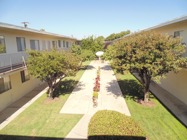 Building Photo - Twin Oaks Apartments