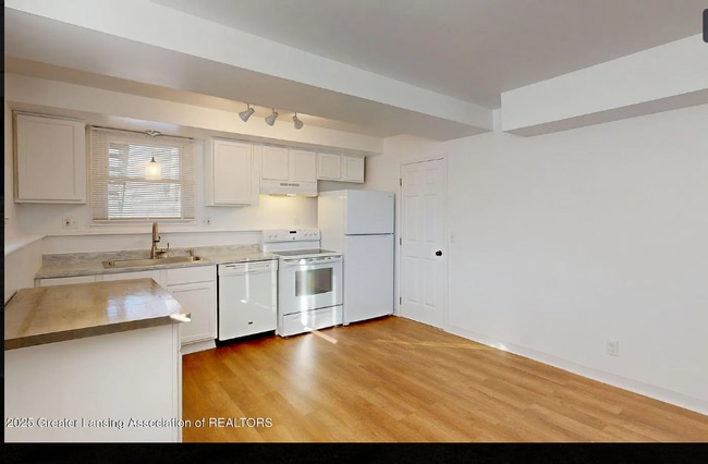 Building Photo - 3117 Holiday Dr