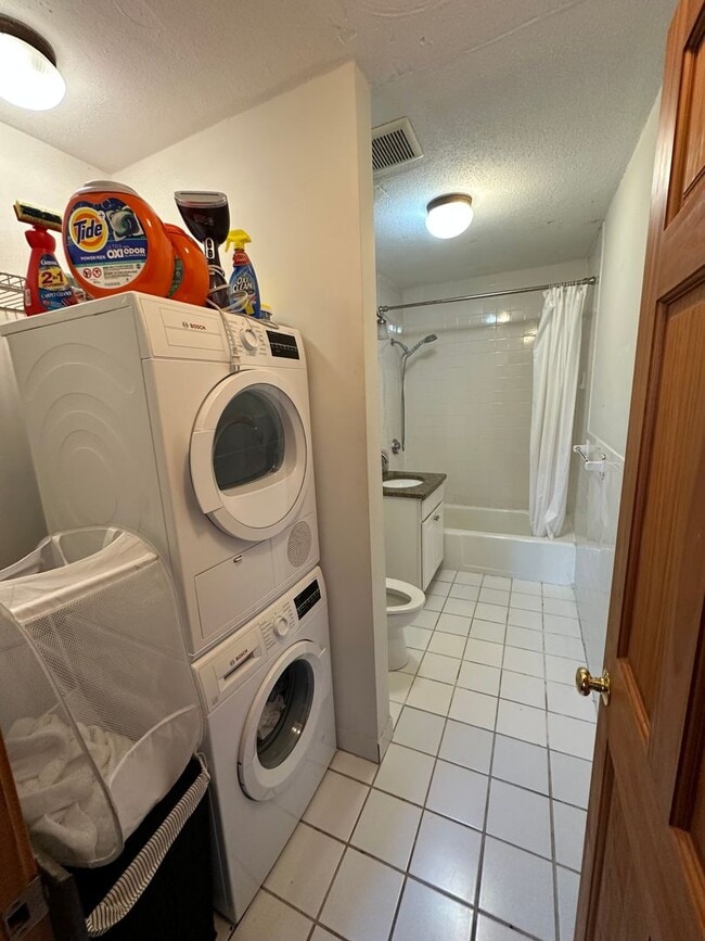 Building Photo - Stunning 2-bedroom, 1-bathroom apartment i...