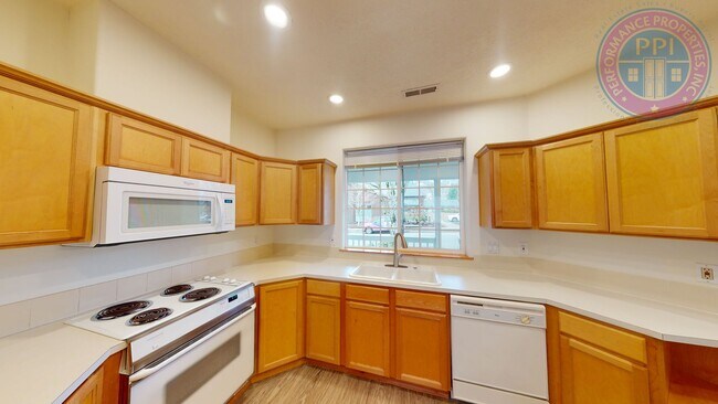 Building Photo - Beautiful Village Townhome!! Double Garage- Great Sunnyside Location!! Pet Friendly Princeton Vil...