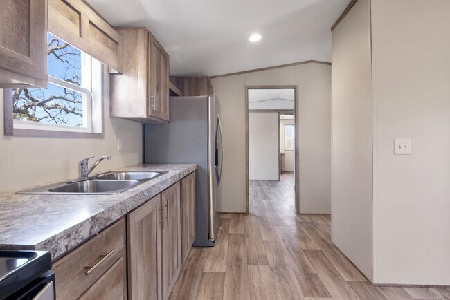 Building Photo - 221 E Castleshoals Dr