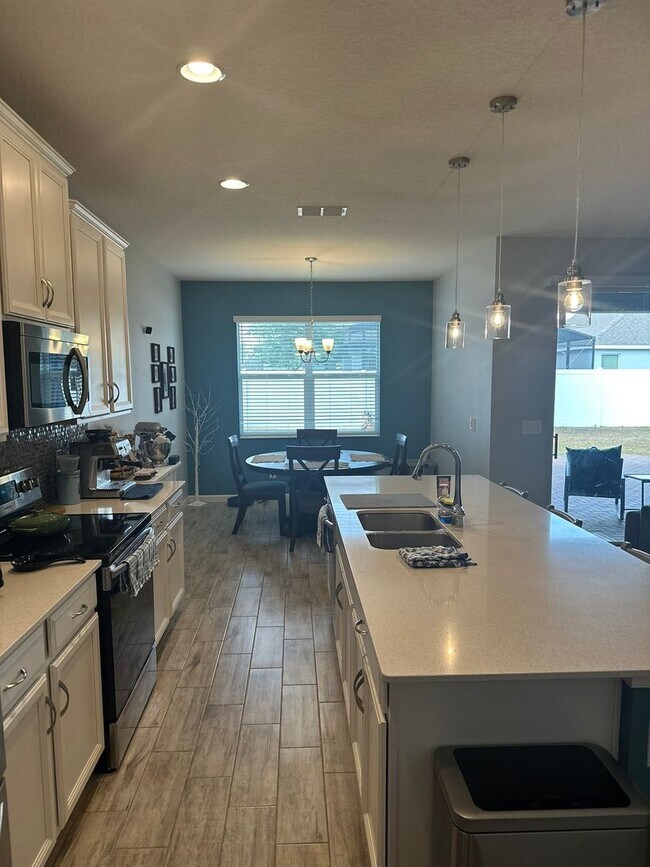 Building Photo - Welcome to this inviting 3/2 single family home located in Compass Landing