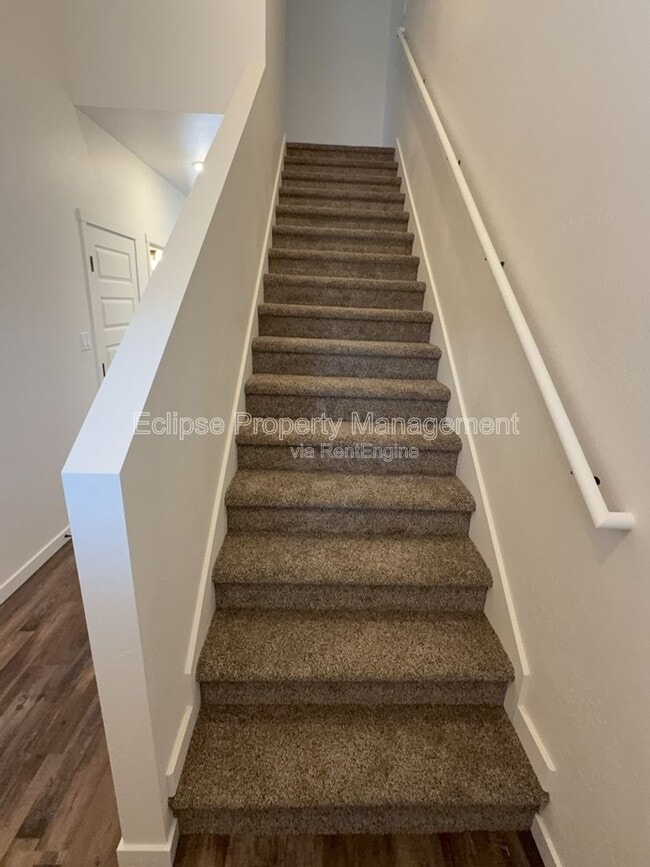 Building Photo - 250 Sasha St