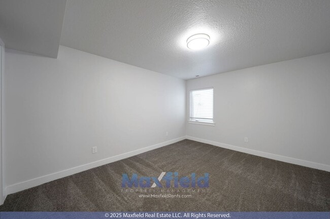 Building Photo - Spacious Twin Home - EV friendly - North S...