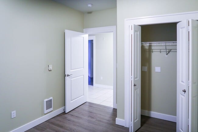 Building Photo - Lakeside 2BR Condo with Modern Finishes & Prime Location!