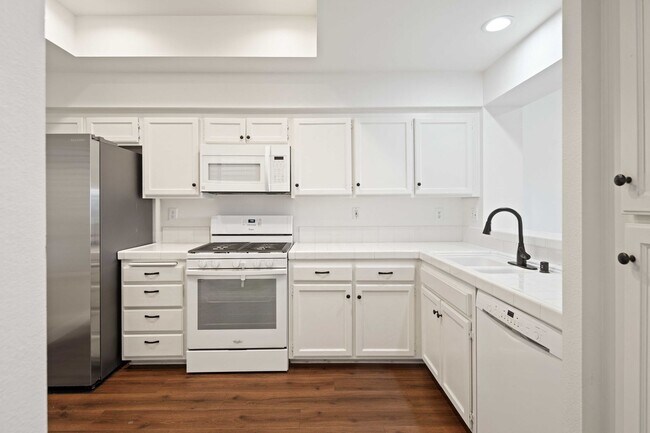 Building Photo - Gorgeous 2 Story Townhome in Valencia!