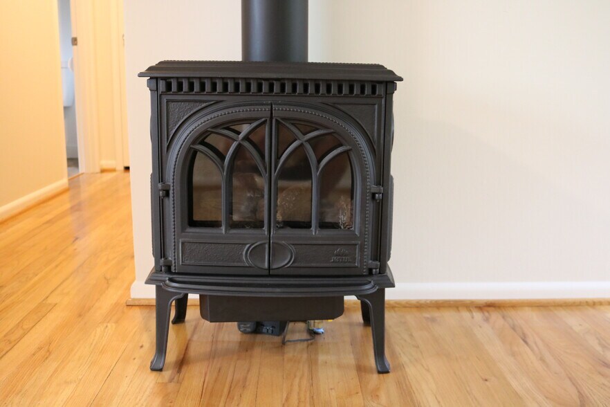 Gas Stove (remote control) - 2363 SE 45th Ave