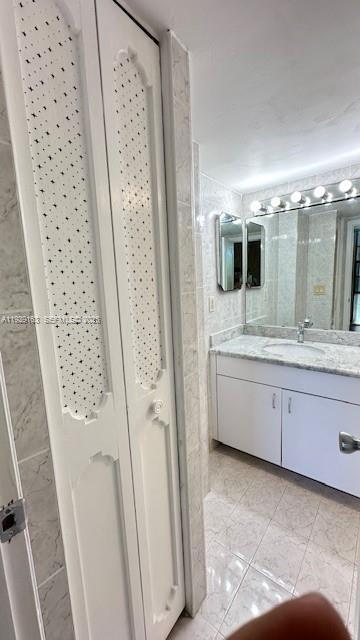 Building Photo - 3401 N Country Club Dr