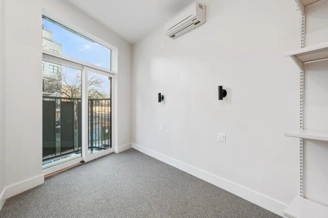 Building Photo - Furnished room/NOT APARTMENT