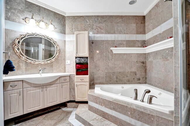 Building Photo - 600 Circle Dr