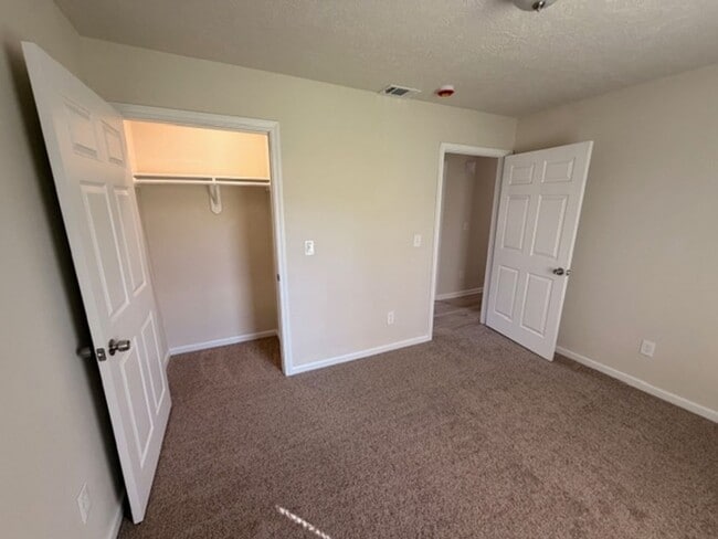 Building Photo - BEAUTIFUL REMODLED 3 BEDROOM 2 BATH HOME