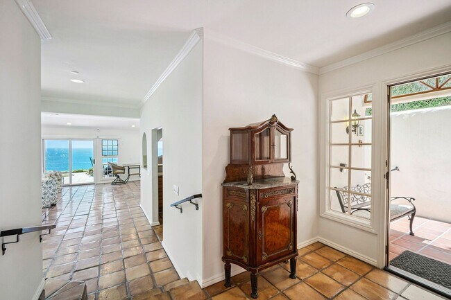 Building Photo - Dream home Located on the Bluff of Southwe...