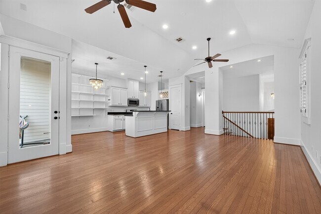 Building Photo - 1042 W 25th St