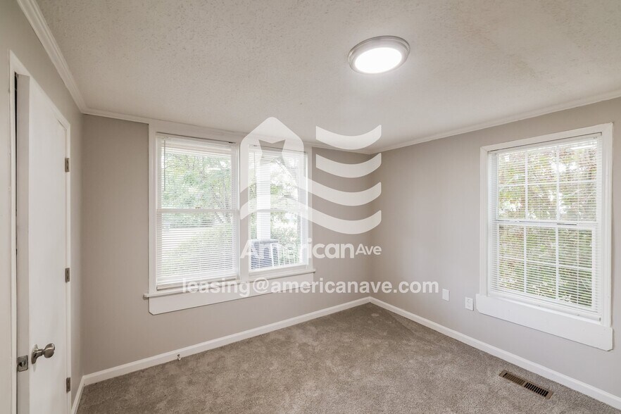 Building Photo - 2510 4th St E