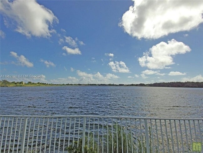 Building Photo - 2811 N Oakland Forest Dr