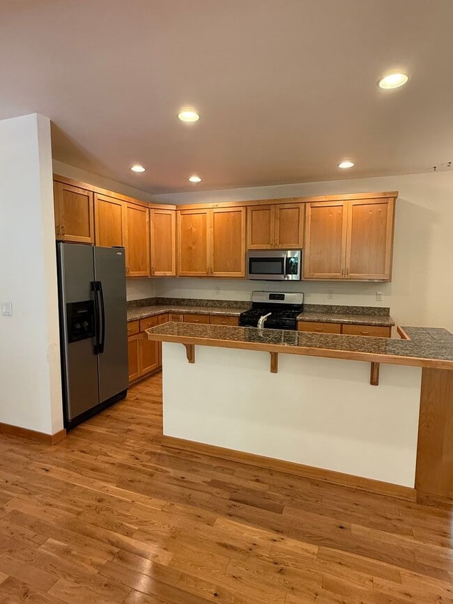 Building Photo - 4 bdrm/2.5 bath Custom Home on the Southside