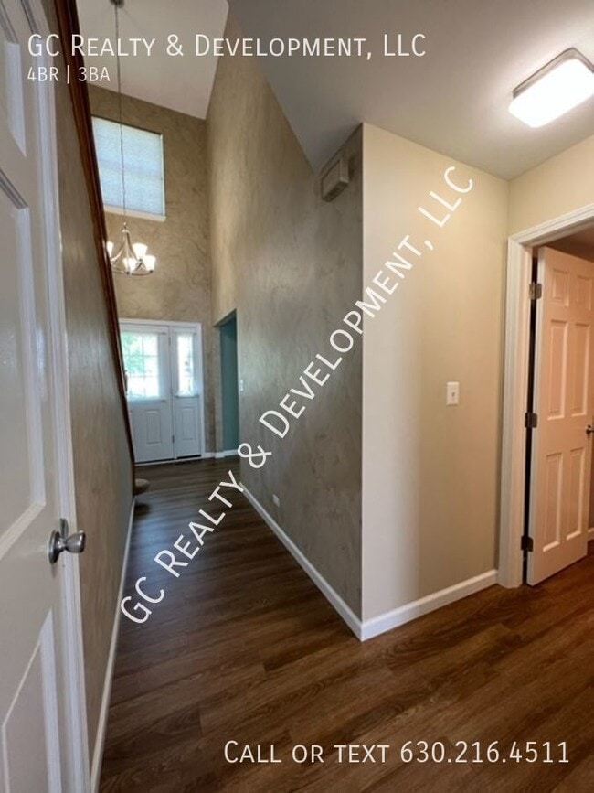 Building Photo - ***MUST SEE! 4 BDRM / 2.5 BTH / LARGE CORN...