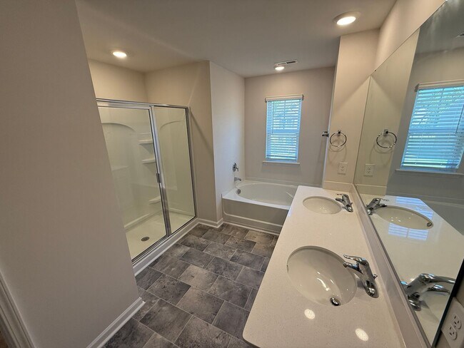 Building Photo - Like New Beautiful Home in Locust!