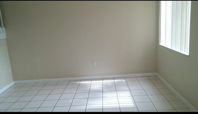 Building Photo - 1527 SE 24th Ct