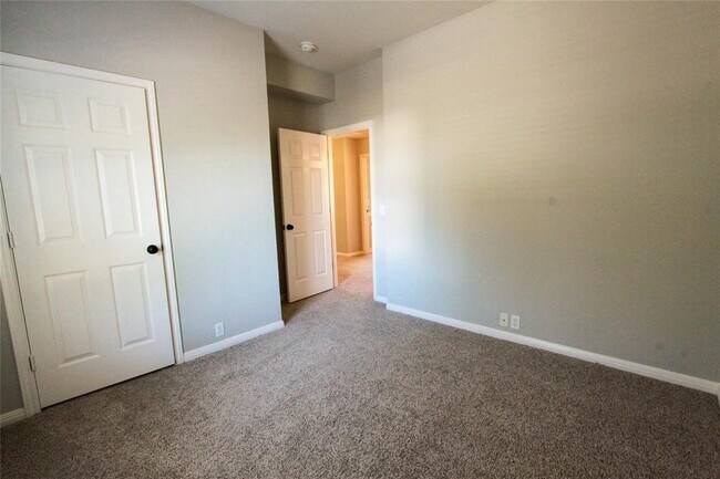 Building Photo - 15120 Plowshare Dr