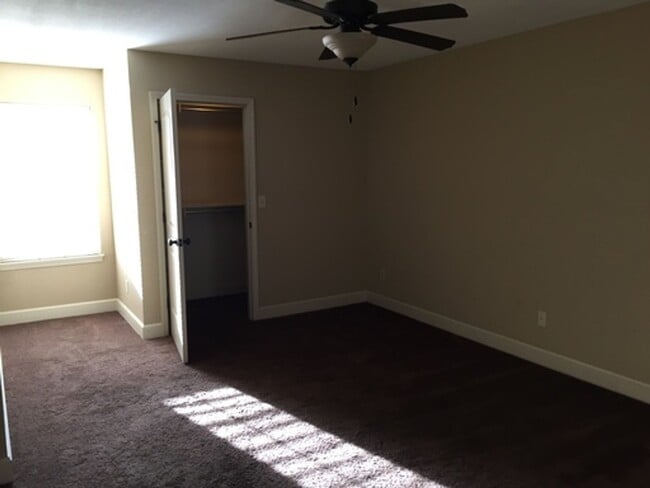 Building Photo - 2-bedroom, 2 bath Townhome with one car garage!