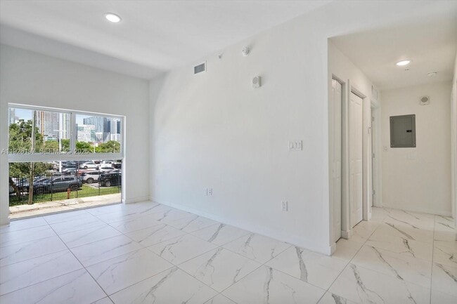 Building Photo - 420 SW 7th Ave