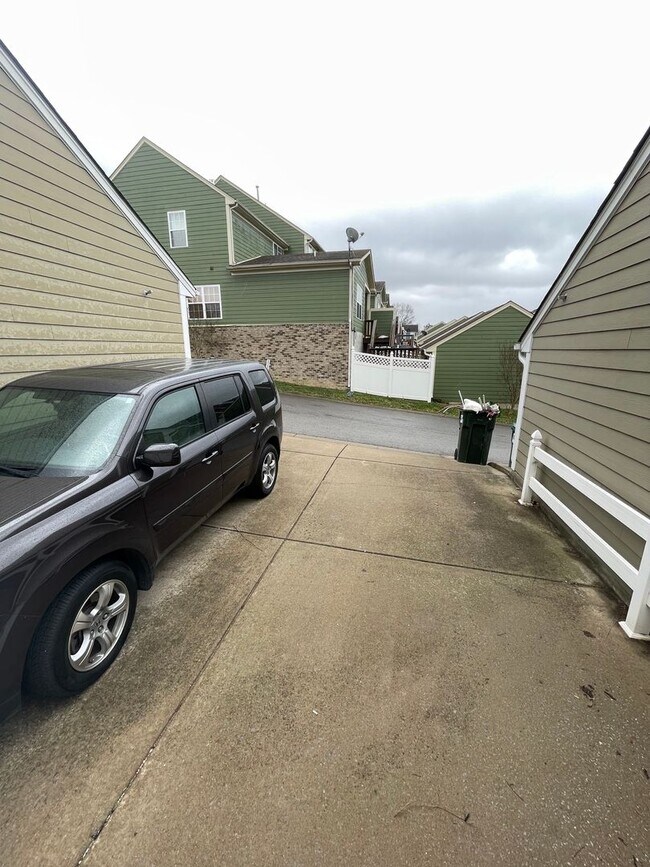 Building Photo - Lenox Village!