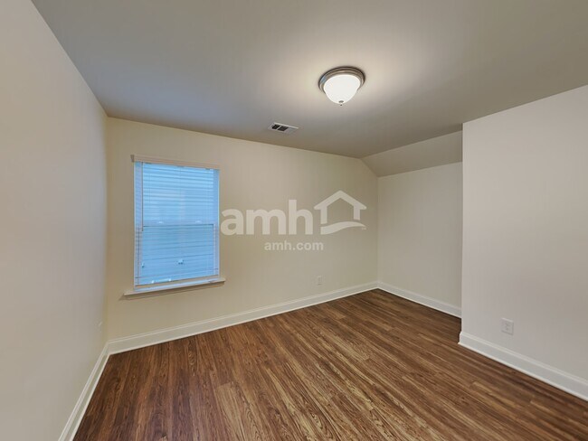 Building Photo - 7058 Creeksong Dr