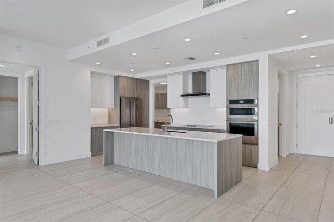 Building Photo - 301 QUAY Cmn