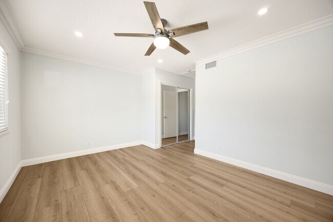 Building Photo - Beautifully upgraded 4-bedroom, 3.5-bathro...