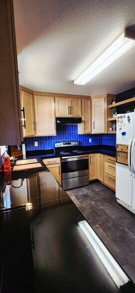 Kitchen - 976 Monroe Ave