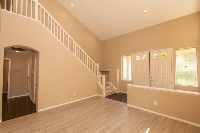 Building Photo - Spacious 3 Bed/2.5 Bath in Desirable UTC La Jolla Community of Toscana