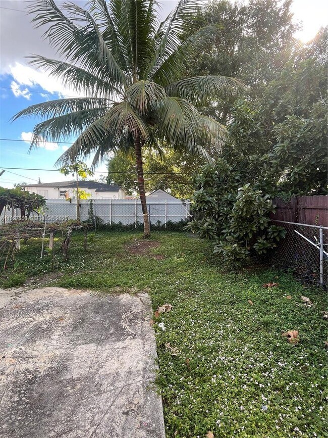 Building Photo - 150 NE 173rd St