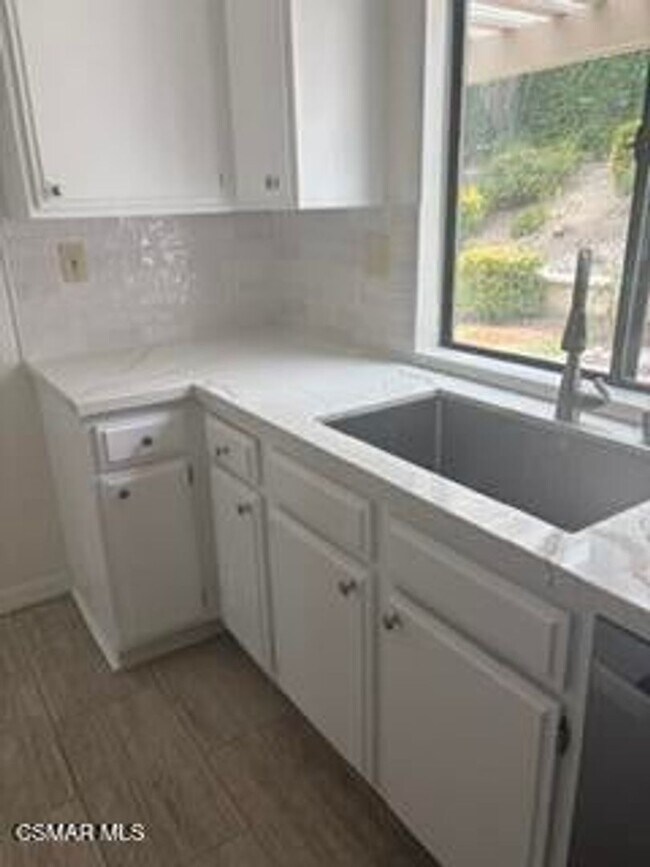 Building Photo - Welcome to this beautifully updated 3-bedroom, 2.5-bathroom home located in one of Calabasas