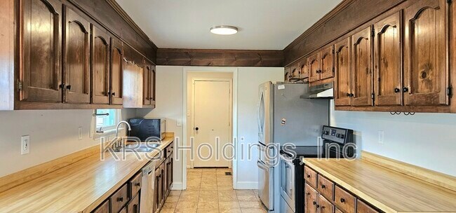 Building Photo - 2536 Roundtree Cir