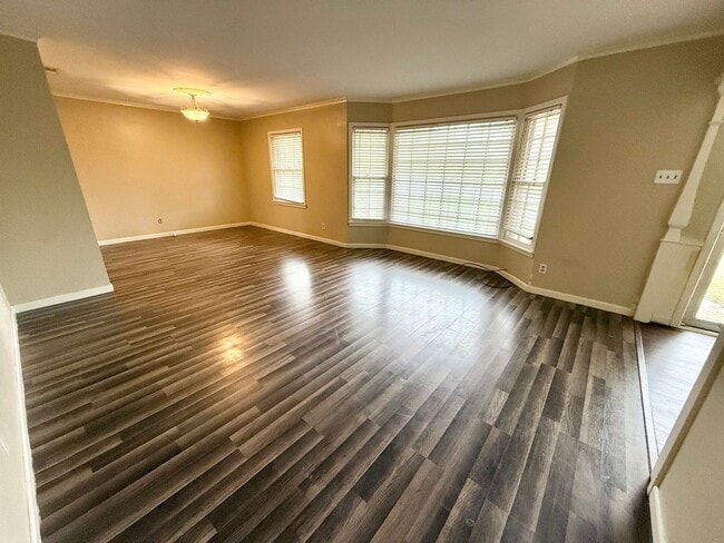 Building Photo - 3-bed/2-bath with two living spaces!