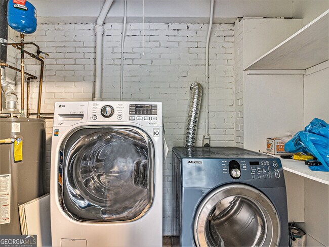 Building Photo - 3590 Cloudland Dr