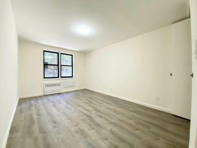 Building Photo - 3 bedroom in Bronx NY 10463