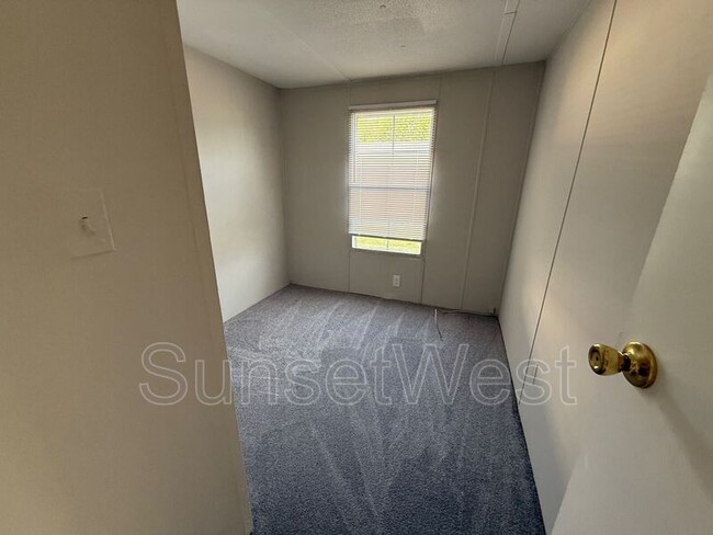 Building Photo - 529 Sunshine Dr