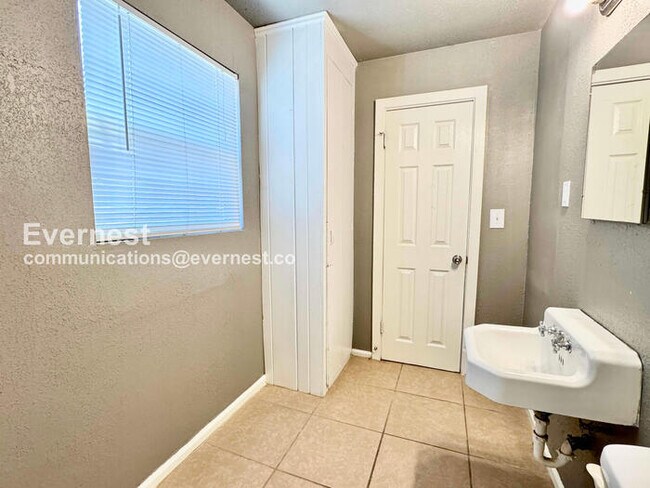 Building Photo - 917 S Urbana Ave