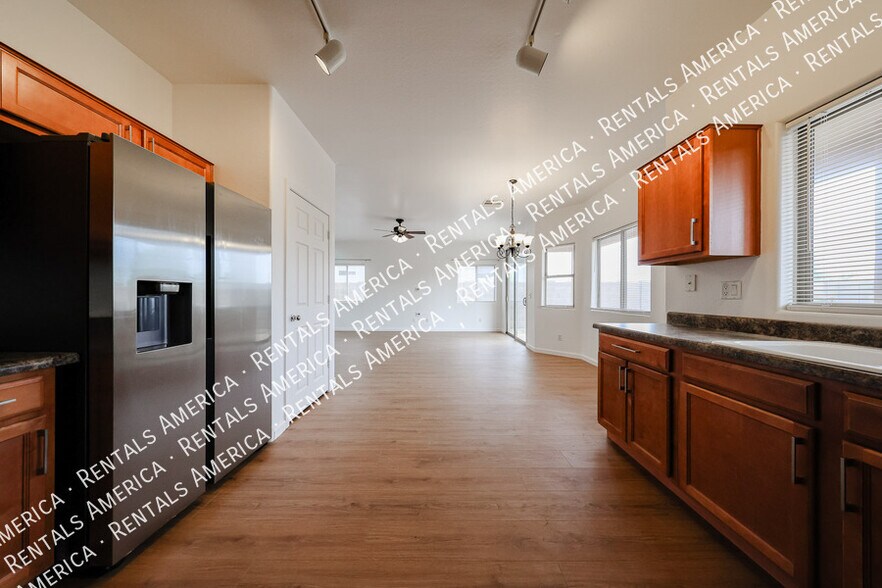 Building Photo - 1295 E Leaf Rd