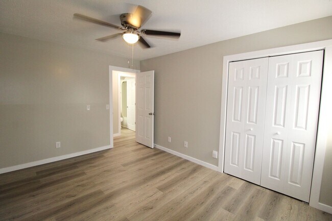 Building Photo - Stunning Fully Remodeled 3BR Condo at Madison Manor – Available This July!