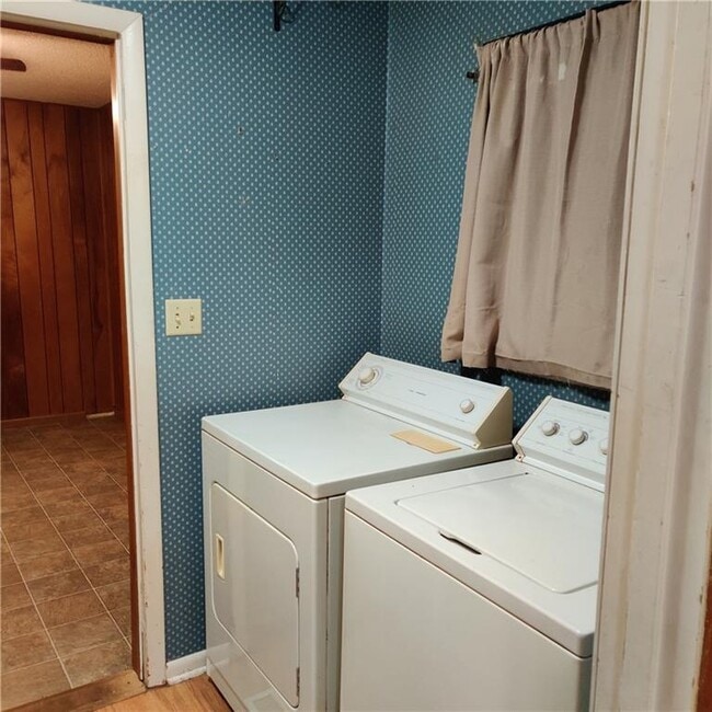 Building Photo - 1351 N Stephens Ave