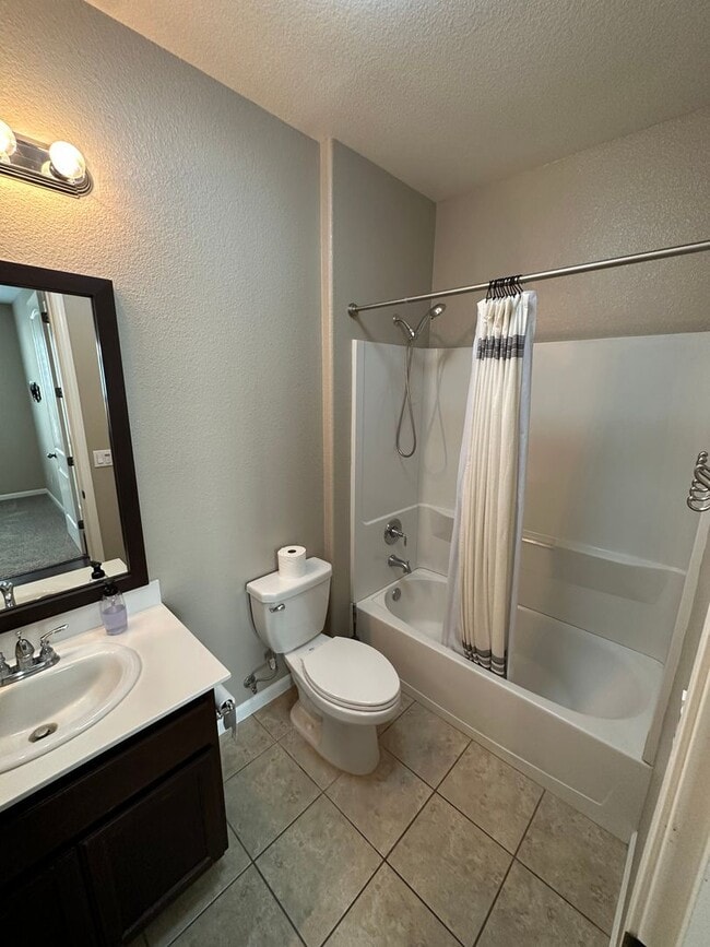 Building Photo - Beautiful 3 Bed 2 Bath House in a Great Lo...