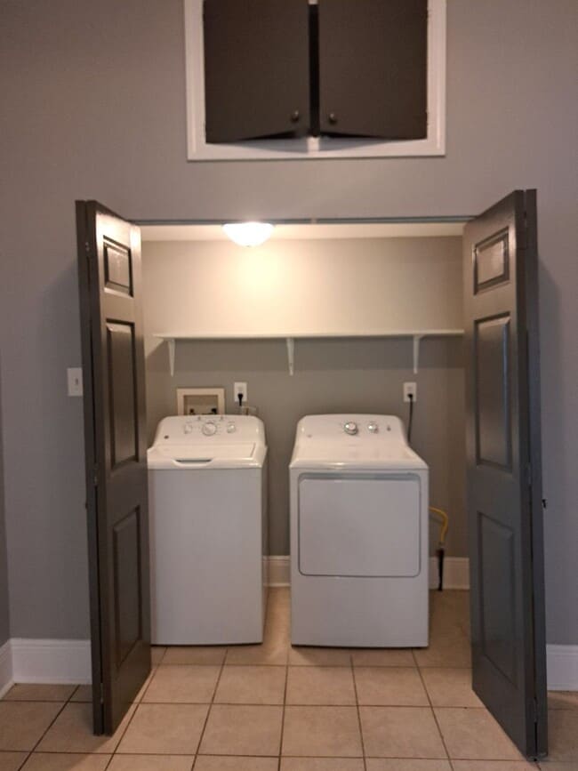 Building Photo - GORGEOUS 3BR/2 BA Single Family Home!  $500 off 1st Month's rent